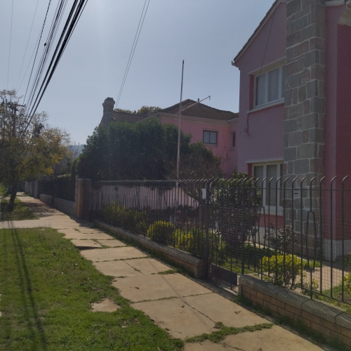 Gran terreno con dos casas barrio residencial